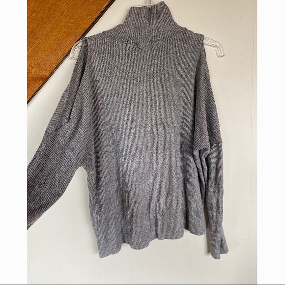 Pink Rose - Speckled Gray Cold Shoulder Turtleneck Sweater - L - Picture 2 of 5